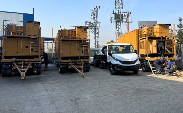 Military vehicle maintenance bay with run-flat service activity